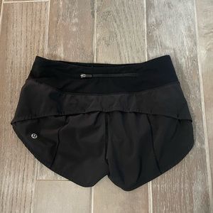 size 2 2.5” lulu shorts